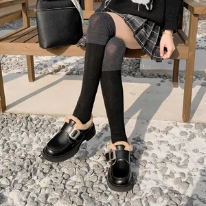 Mocasines con plataforma negros para mujer con forro polar cálido y hebilla plateada