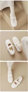 Λεπτομερής όψη από κρεμ fleece μπαλαρίνες Mary Jane με διπλό φιόγκο και απαλή βελούδινη επένδυση