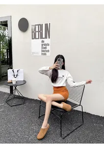 Bruine suède platte instapschoenen gecombineerd met een trendy casual outfit