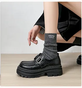 Vista lateral de zapatos Mary Jane negros con plataforma, hebilla y calcetines grunge