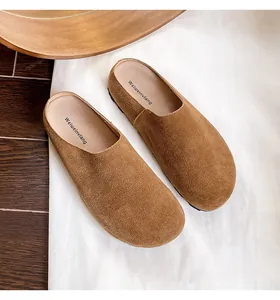 Detailopname van bruine leren muiltjes met ronde neus en comfortabele binnenzool van boven