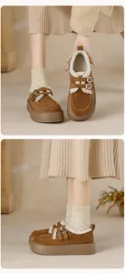 Détail de mocassins en daim marron avec doublure en fourrure épaisse et boucle en métal