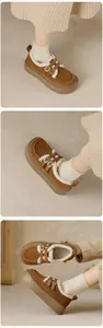 Détail de mocassins en daim marron chaud avec doublure en fausse fourrure blanche