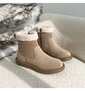 Dettaglio di stivali da neve in camoscio kaki con fodera in peluche e cerniera laterale