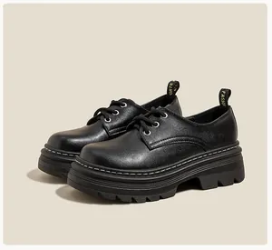 Detalle de zapato derby negro de plataforma con suela track y costuras blancas en contraste