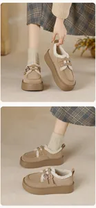 Détail de mocassins à plateforme marron avec doublure en laine polaire et boucles en métal