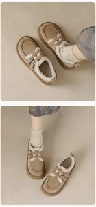 Détail de mocassins à plateforme en daim marron avec doublure en peau de mouton et boucles
