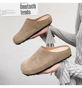 Detail van kaki suède muiltje met de dikke zwarte antislip rubberen profielzool