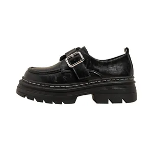 Mocasines con plataforma de cuero negro con hebilla plateada y costuras blancas