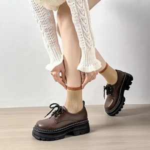Zapatos derby de plataforma marrón oscuro para mujer con suela dentada y costuras blancas