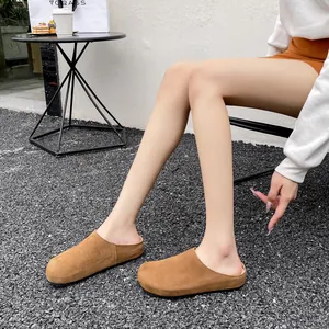 Klassieke camel suède klompen voor dames met dikke zool en comfortabel slip-on mule design