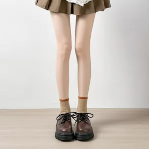 Zapatos derby marrón oscuro con plataforma, suela gruesa y costuras blancas de contraste