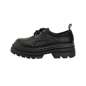 Zapatos derby negros con suela gruesa, costuras blancas y plataforma de goma antideslizante