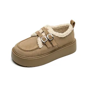 Braune Plateau-Slipper aus Wildleder mit warmem Kunstfellfutter und Metallschnallen