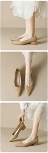 Primer plano de zapatos beige de punta con tacón bloque y textura de cuero mate premium