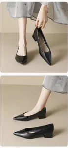 Detalle macro de zapato negro de punta con tacón ancho estable y textura de cuero mate suave