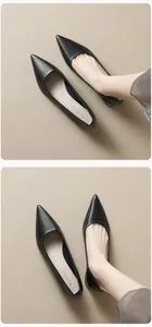 Detalle de zapatos planos de punta negros en cuero mate con un diseño cómodo sin cordones