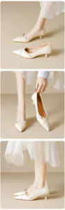 Detailansicht der spitzen Kitten Heel Pumps aus cremefarbenem Leder mit Schnalle