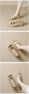 Détail macro de la texture suédine beige et de la bride perlée sur des escarpins