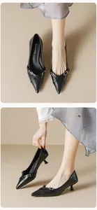 Detailansicht schwarzer spitzer Stilettos mit gekreuzten Schnallenriemen und glattem Leder