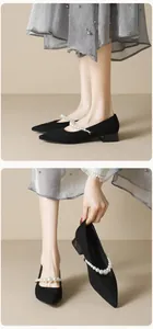 Détail de chaussures Mary Jane noires en daim avec bride perlée et talon bloc élégant
