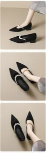Détail de chaussures noires à bout pointu et talon bloc avec élégante bride en perles