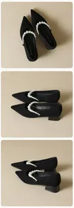 Détail de ballerines noires à bout pointu avec bride perlée et petit talon carré