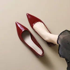 Elegantes zapatos de punta con tacón grueso en cuero charol rojo oscuro para mujer