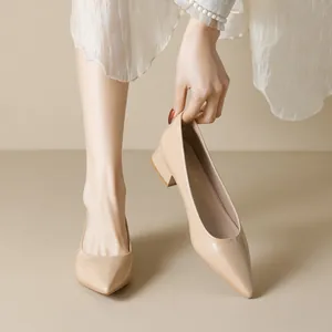 Elegantes salones beige de charol con punta fina y tacón bloque medio para mujer