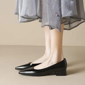 Zapatos de salón negros clásicos de punta con tacón bajo de bloque y acabado charol