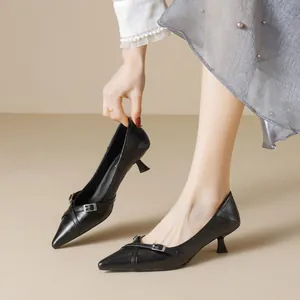 Damen Spitze Kitten Heel Pumps Kreuzriemen Metallschnalle Mikrofaser-Leder Elegante Büroschuhe Pendler Absätze