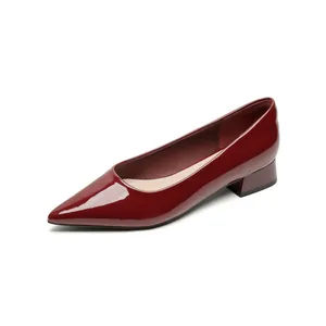 Mocasines elegantes en charol burdeos con punta afilada y tacón bajo para mujer