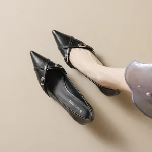 Elegante schwarze spitze Ballerinas mit Kreuzriemen und Schnalle aus Metall