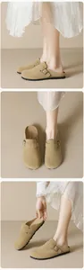Dettaglio di sabot in camoscio color cammello con fibbia regolabile e suola in gomma