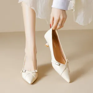Elegante spitze Damen-Kitten-Heels in Beige mit stilvollem Kreuzriemen und kleiner Metallschnalle