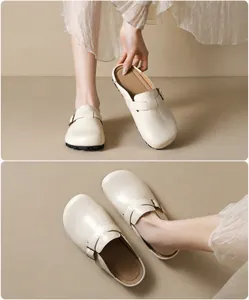 Detailansicht der beigefarbenen Pantolette mit Metallschnalle und weichem Leder-Finish