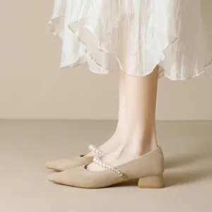 Mary jane beige in pelle scamosciata a punta con cinturino di perle e tacco basso