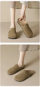 Dettaglio delle scarpe sabot in pelle scamosciata kaki con fibbie metalliche regolabili