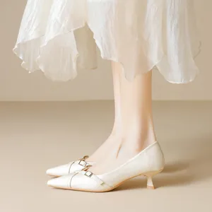 Elegante cremeweiße spitze Kitten-Heels mit Metallschnalle und Lederriemchen-Detail