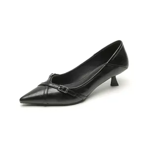 Elegante schwarze spitze Kitten-Heels mit Schnallen-Riemen und glänzendem Leder-Finish