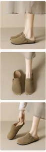 Dettaglio macro di sabot in camoscio kaki con fibbia in metallo e suola antiscivolo