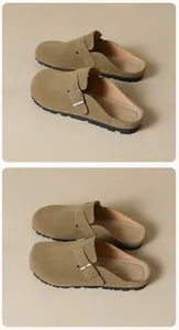 Dettaglio dei sabot in camoscio kaki con fibbie metalliche e suole in gomma nera