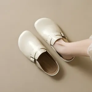 Damen Französischer Retro-Stil Mules Geschlossene Zehenpartie Halbpantoffeln Mikrofaserleder Metallschnalle Lässige Slipper Flache Schuhe