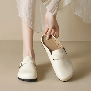 Schicke beigefarbene Leder-Mules im Birkenstock-Stil mit verstellbarer Metallschnalle