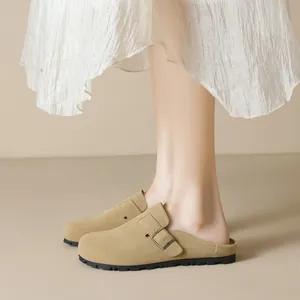 Zoccoli chiusi in camoscio kaki con fibbie metalliche e spessa suola in gomma nera