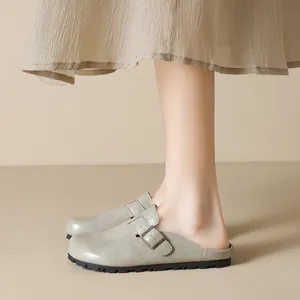 Minimalistische beige Lederclogs mit Metallschnalle und rutschfester Gummisohle