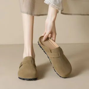 Sabot chiusi in camoscio kaki da donna con cinturini con fibbia regolabili e suole in gomma