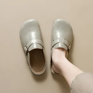 Klassische graue matte Birkenstock-Pantoletten aus Leder mit silberner Schnalle für Damen
