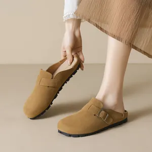 Zoccoli da donna in pelle scamosciata marrone con fibbia regolabile e punta chiusa