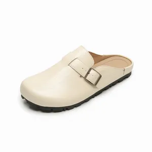 Schicke beige Pantoletten im französischen Birkenstock-Stil mit Metallschnalle und Gummisohle